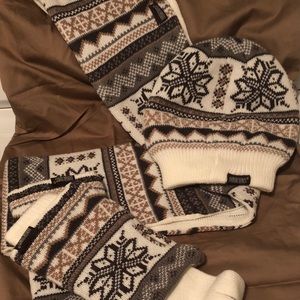 NWOT. Infinity scarf, hat and gloves - Muk Luks.
